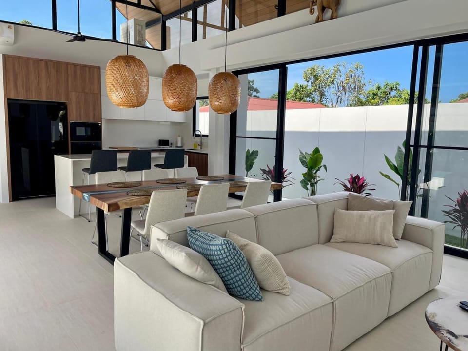 Patio, Communal lounge/ TV room, TV and multimedia, Kitchen or kitchenette, Living room, Seating area, Dining area, Evening entertainment, oven