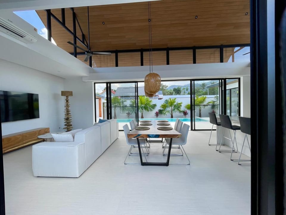Property building, Swimming pool, Breakfast