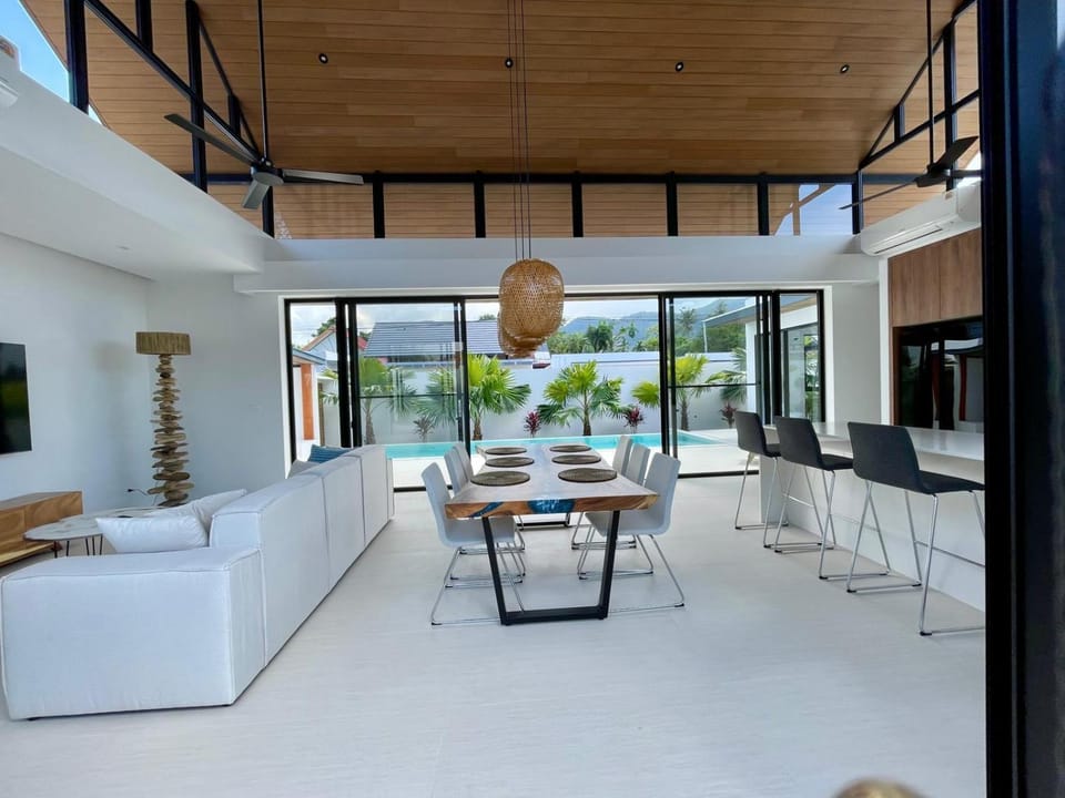 Property building, Kitchen or kitchenette, Seating area, Pool view, Breakfast