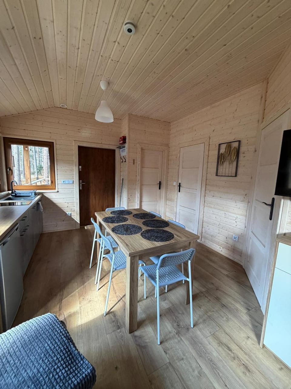 TV and multimedia, Kitchen or kitchenette, Living room, Seating area, Dining area