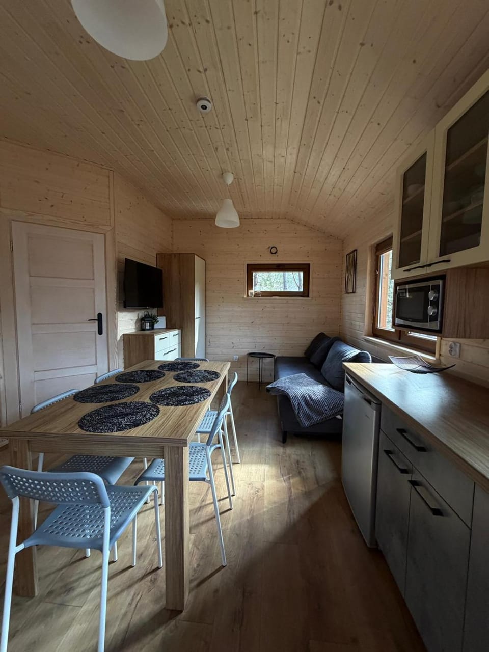 Kitchen or kitchenette, Living room, Seating area, Dining area, pet friendly, stove