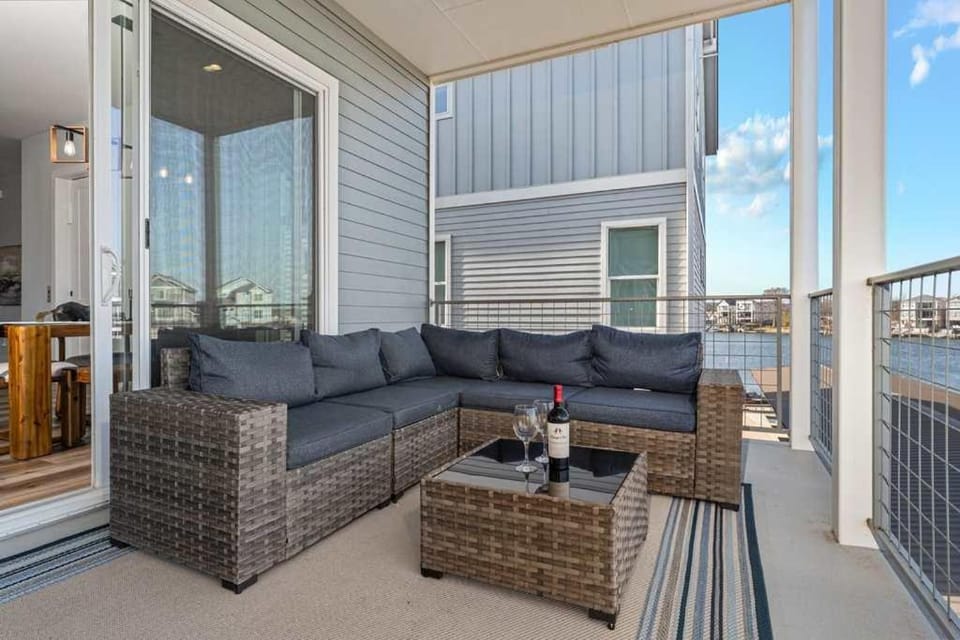 Lake LBJ Watefront Oasis Pool Spa & Scenic Views House in Kingsland