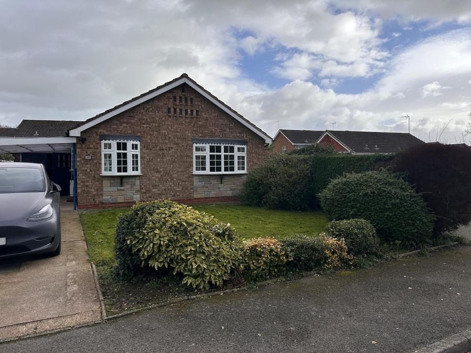Cosy Bungalow sleeps 4 with EV charging Apartment in Wychavon District