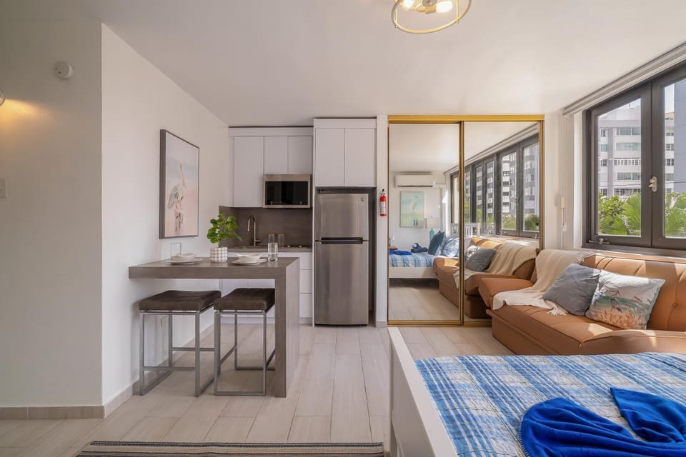 Bed, TV and multimedia, Kitchen or kitchenette, Living room, Photo of the whole room, Seating area, Dining area, Bedroom, minibar, oven