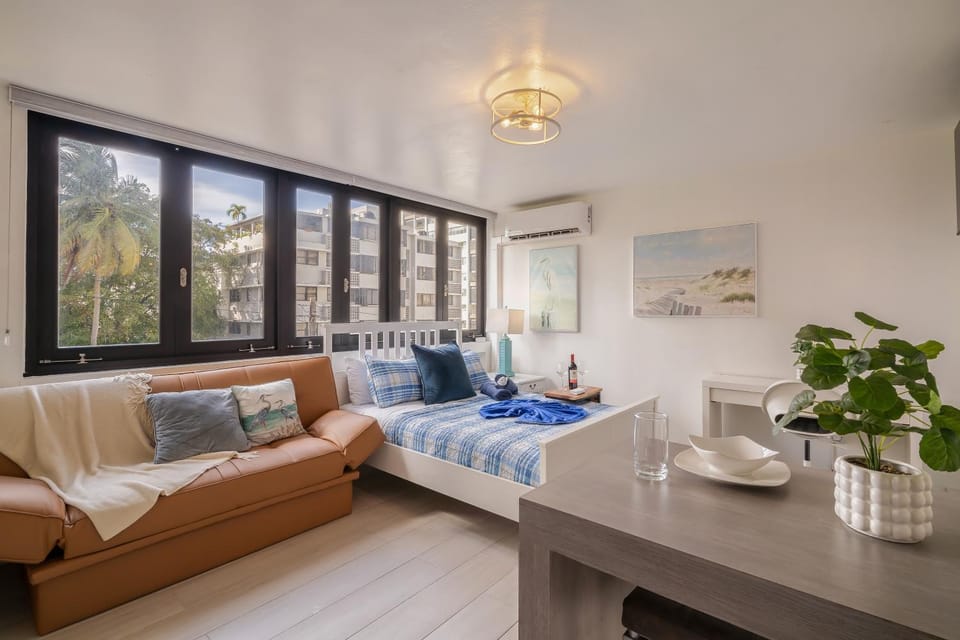 Living room, Seating area, Dining area, air conditioner
