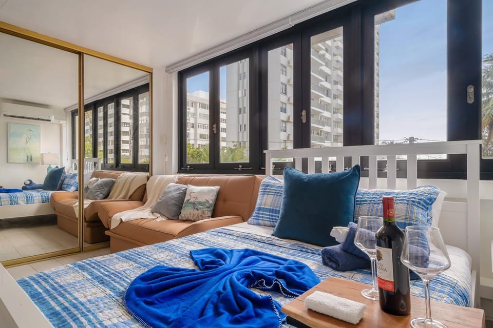 Bed, Living room, Food and drinks, Photo of the whole room, Seating area, Dining area, Bedroom, Drinks, towels