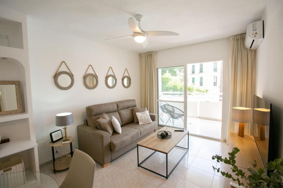 Living room, Seating area, air conditioner