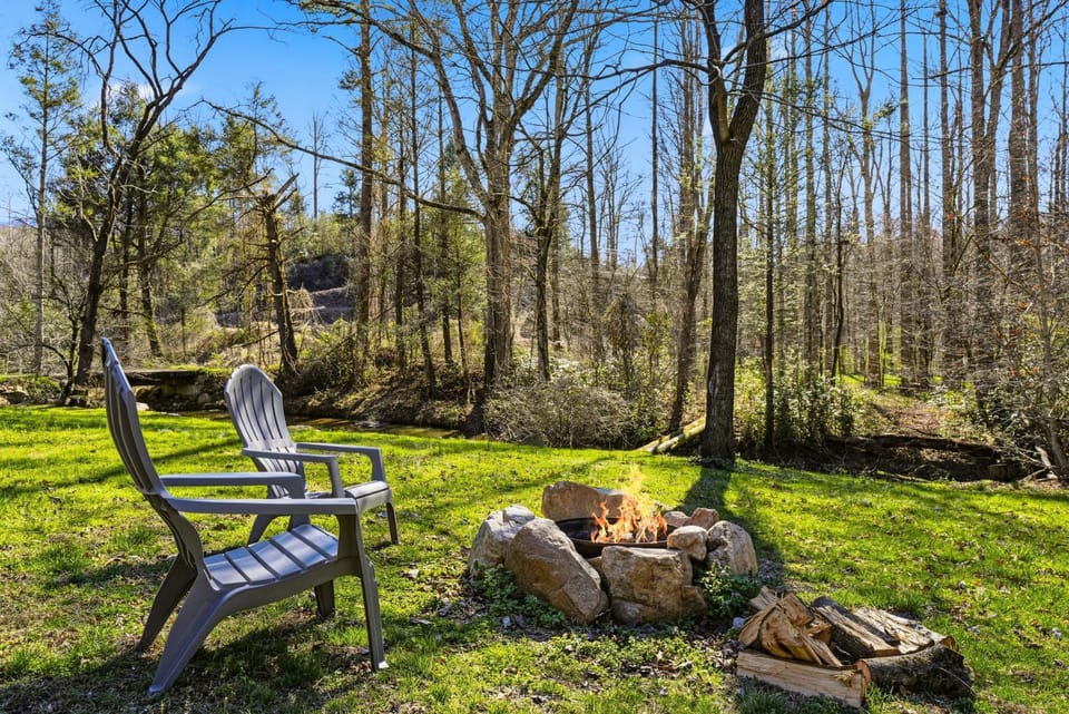 Caney Creek Retreat with Hot Tub Chalet in Cosby