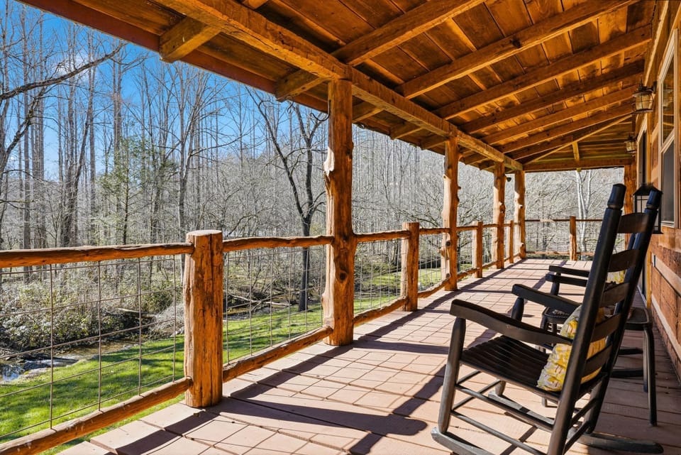 Caney Creek Retreat with Hot Tub Chalet in Cosby