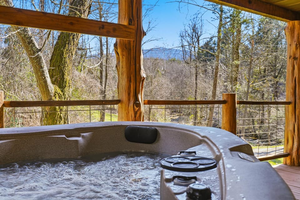 Caney Creek Retreat with Hot Tub Chalet in Cosby