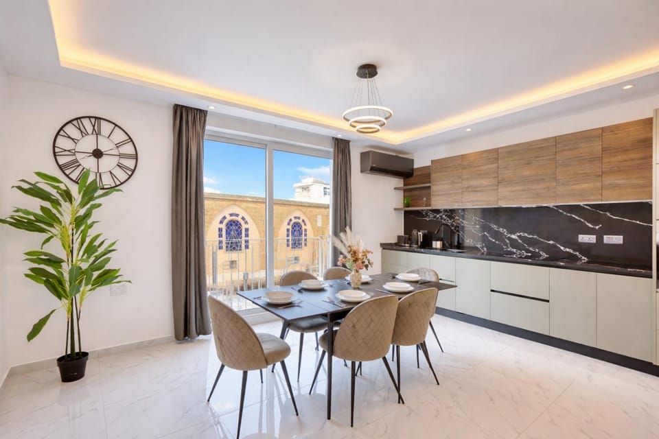 Kitchen or kitchenette, Seating area, Dining area