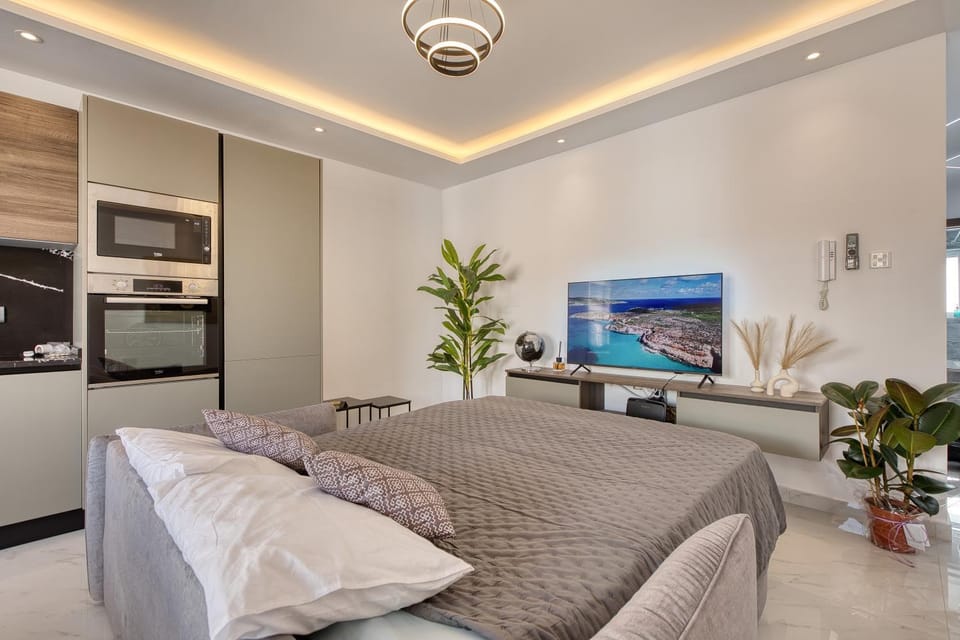 Bed, TV and multimedia, Living room