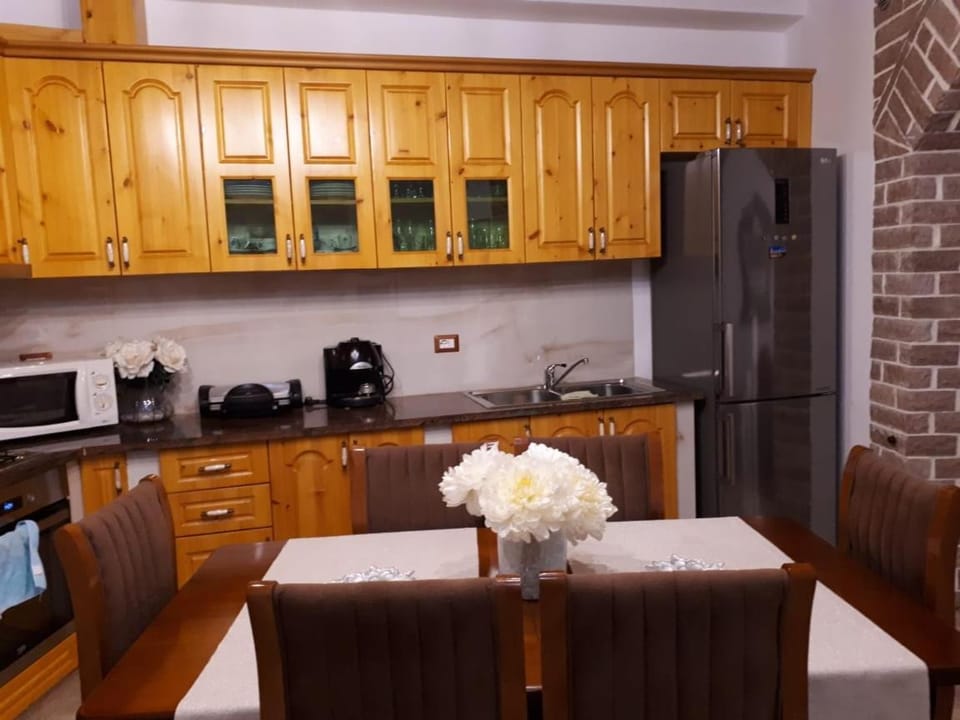 Coffee/tea facilities, Kitchen or kitchenette, Dining area, oven, stove, toaster