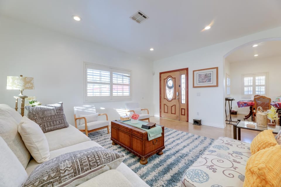 Great Location and Free Extras! Bellflower Stay House in Bellflower