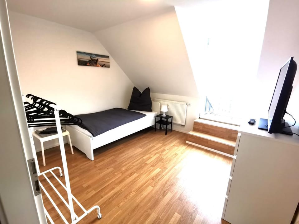 Bed, TV and multimedia, Bedroom