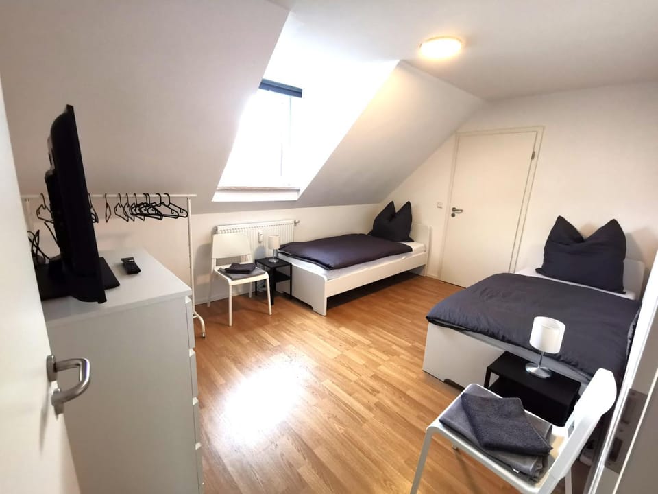 Bed, TV and multimedia, Bedroom