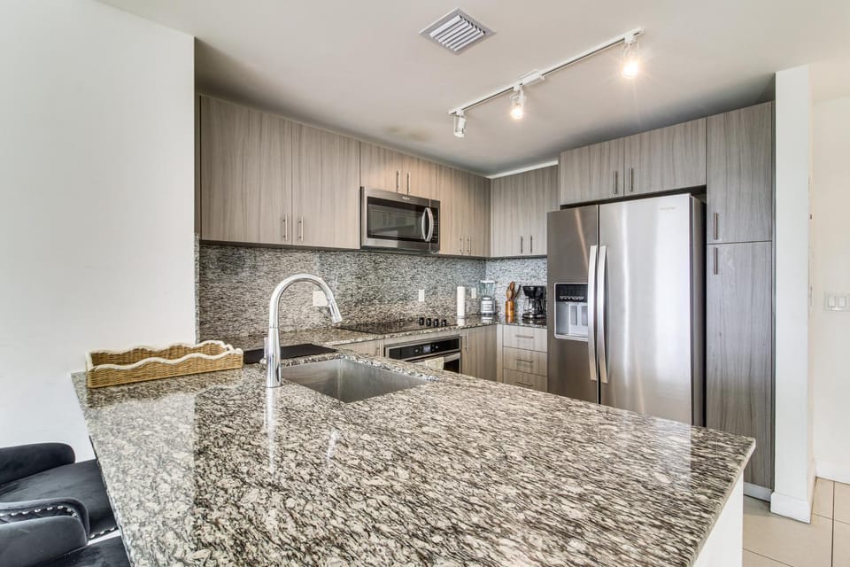 Steps to Dtwn Doral Park: Modern Group Retreat! House in Doral