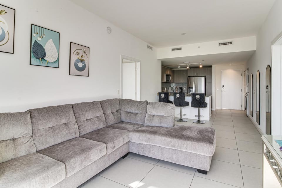 Steps to Dtwn Doral Park: Modern Group Retreat! House in Doral