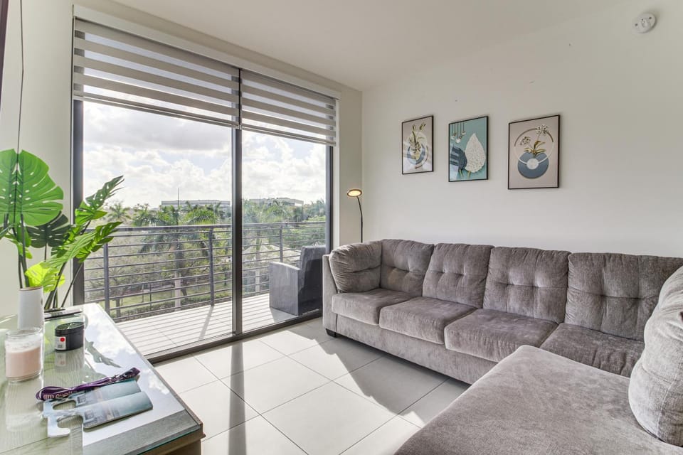 Steps to Dtwn Doral Park: Modern Group Retreat! House in Doral