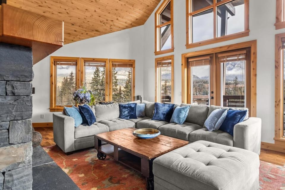 Luxury Penthouse Unparalleled Views & Comfort Apartment in Canmore