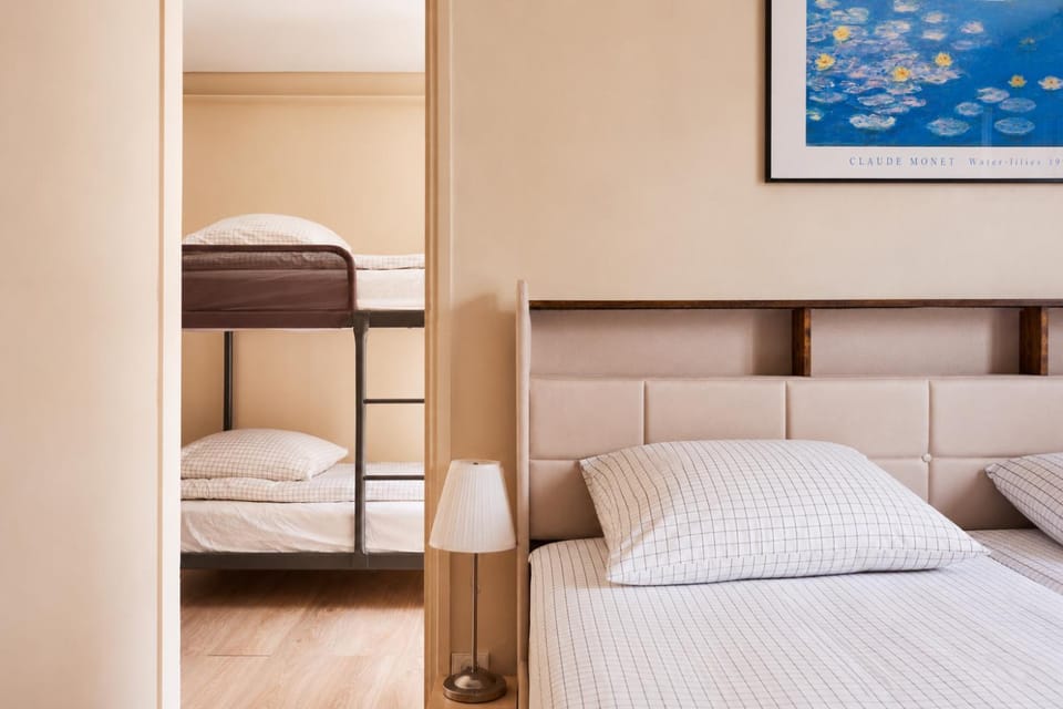 Bedroom, bunk bed