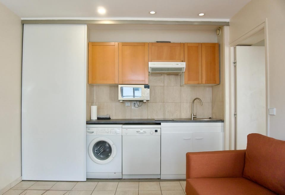 Kitchen or kitchenette, stove, washing machine