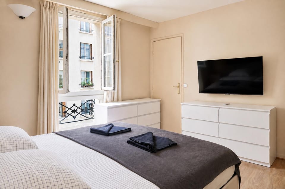 Bed, TV and multimedia, Bedroom, wardrobe
