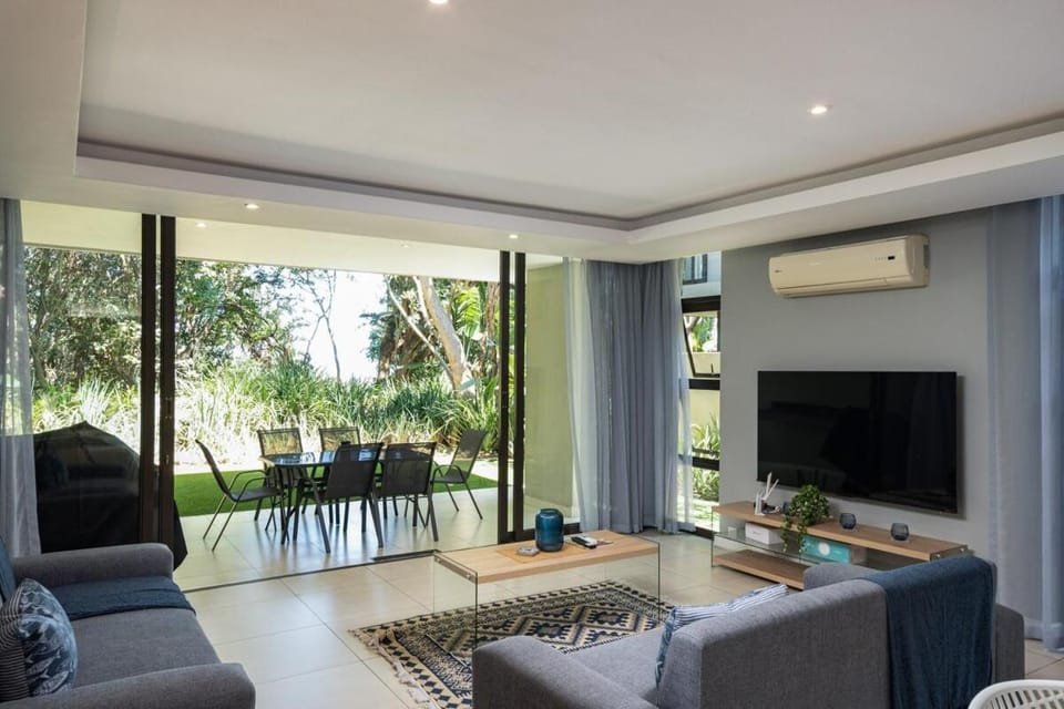 Communal lounge/ TV room, TV and multimedia, Living room, Seating area, air conditioner