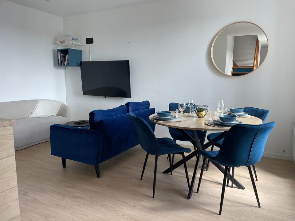 TV and multimedia, Living room, Seating area, Dining area