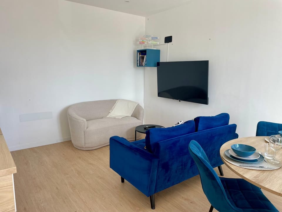Communal lounge/ TV room, TV and multimedia, Living room, Dining area