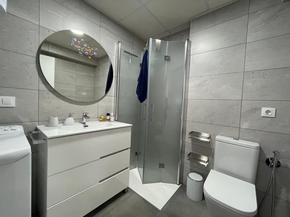 Shower, Toilet, Bathroom, towels