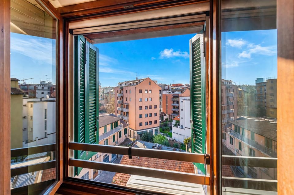 Property building, Day, Photo of the whole room, City view