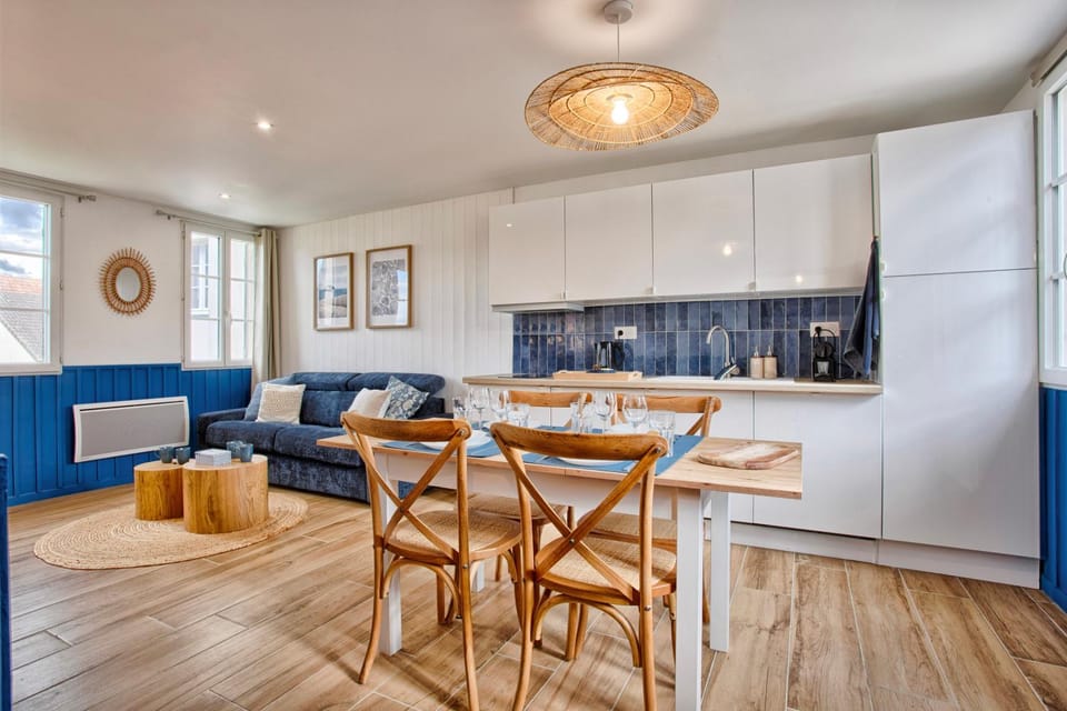 Kitchen or kitchenette, Seating area, Dining area