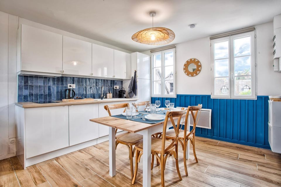 Kitchen or kitchenette, Dining area, stove