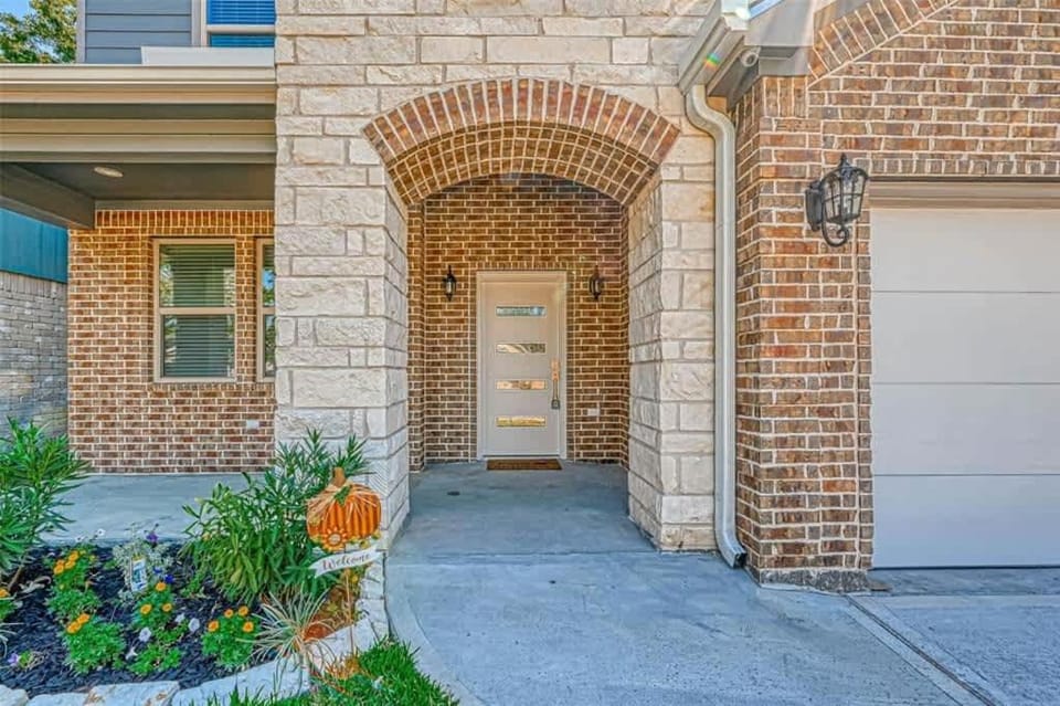Modern Paradise Perfect for Large Groups House in Cypress