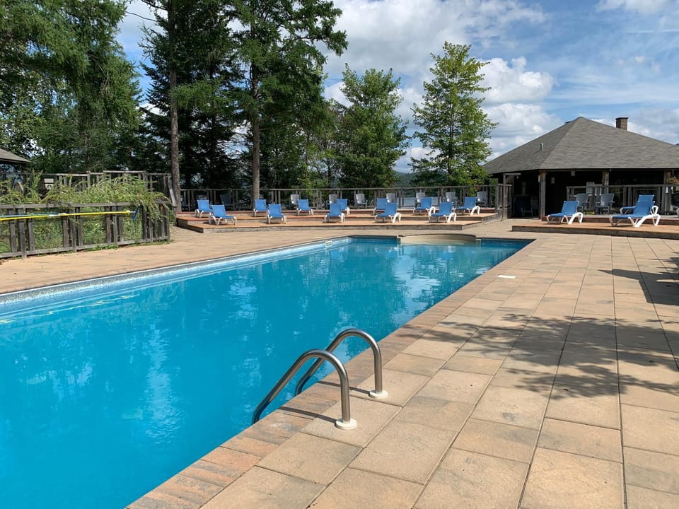 Swimming pool, sunbed