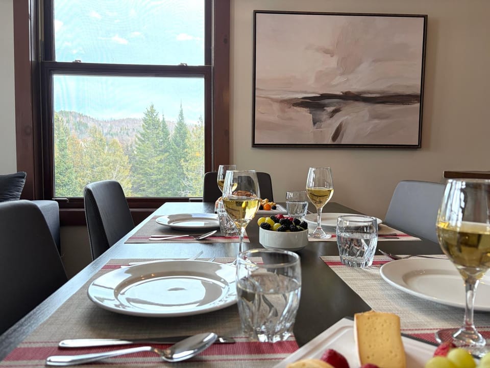 Food and drinks, Dining area, Food, Mountain view, Drinks