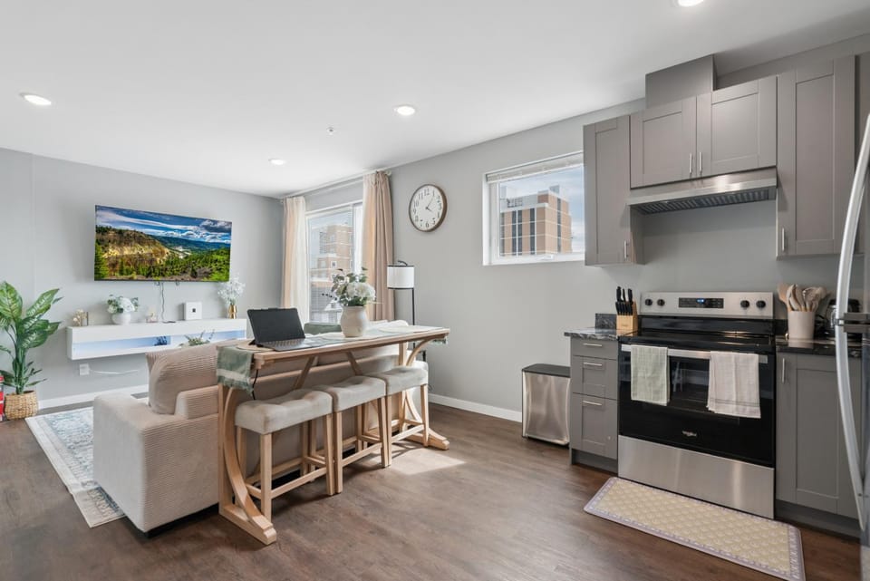 Kitchen or kitchenette, Living room, Seating area, Dining area