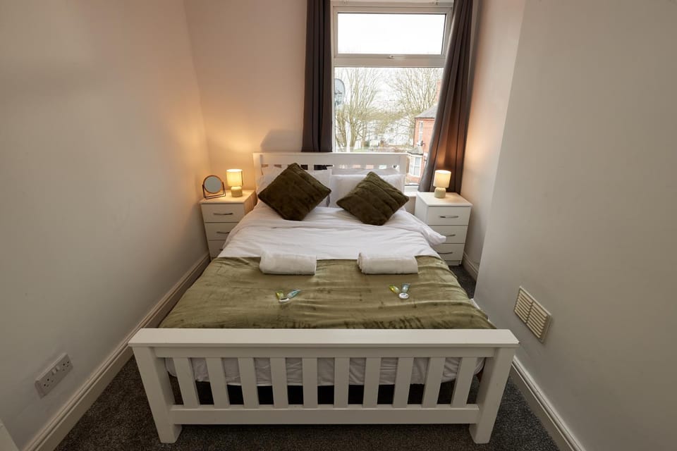 Bed, Bedroom, towels