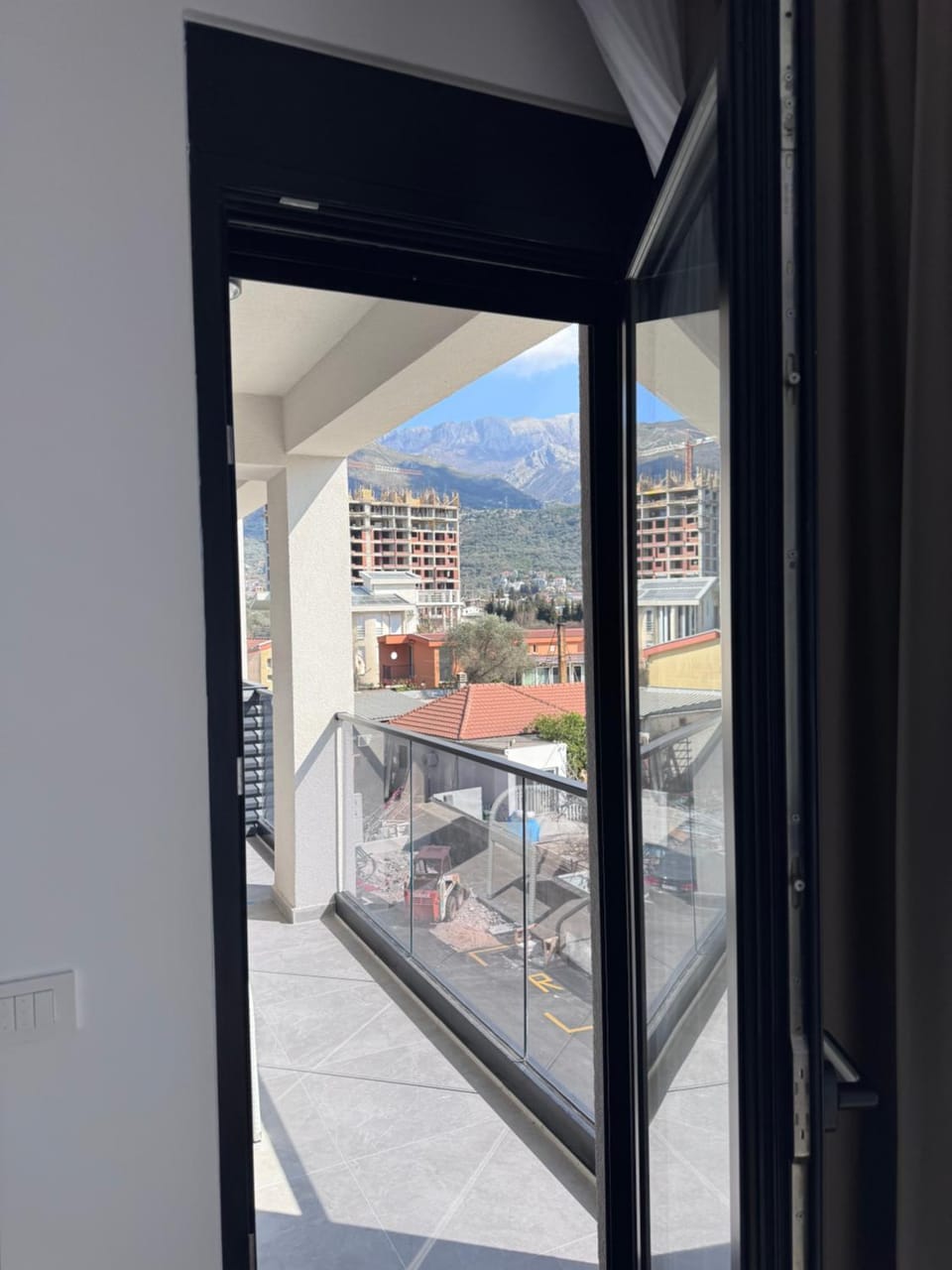 Moderan 80m2 apartman - 2 kupatila - terasa - blizu centra i plaze Apartment in Montenegro
