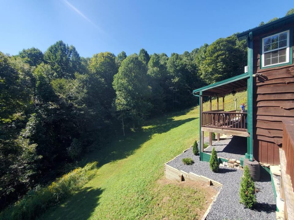 Secluded mountain cabin 3 miles to Blue Ridge Pkwy Cabin in Mitchell County