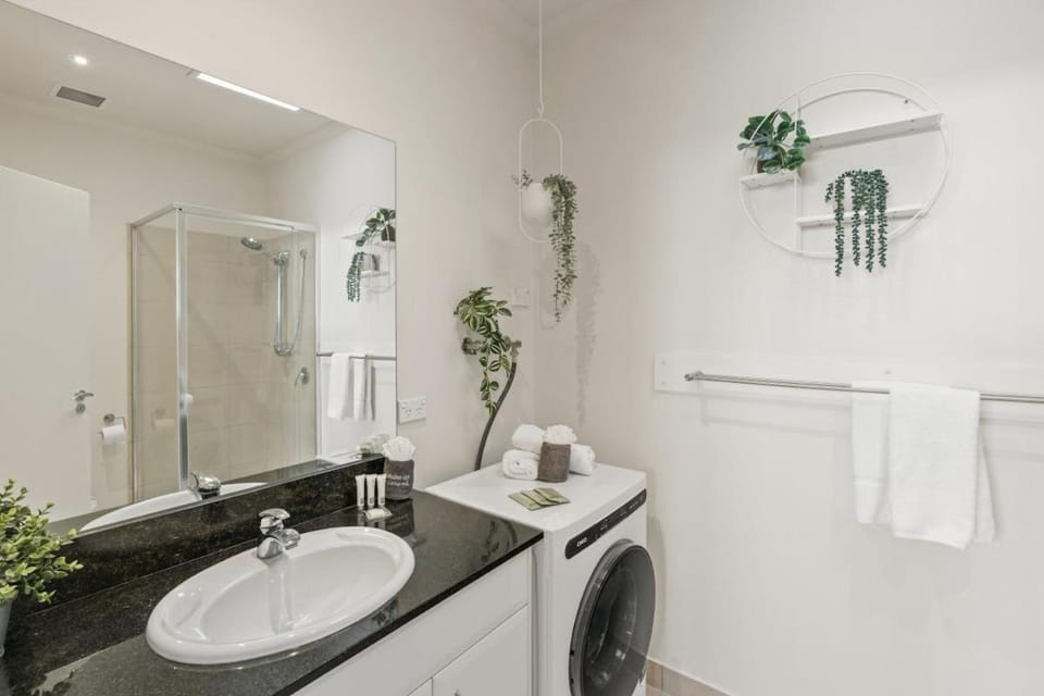 Opposite Caulfield Park 2BR Retreat Apartment in Melbourne