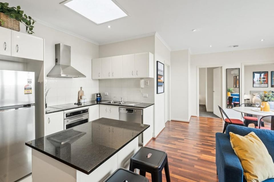 Opposite Caulfield Park 2BR Retreat Apartment in Melbourne