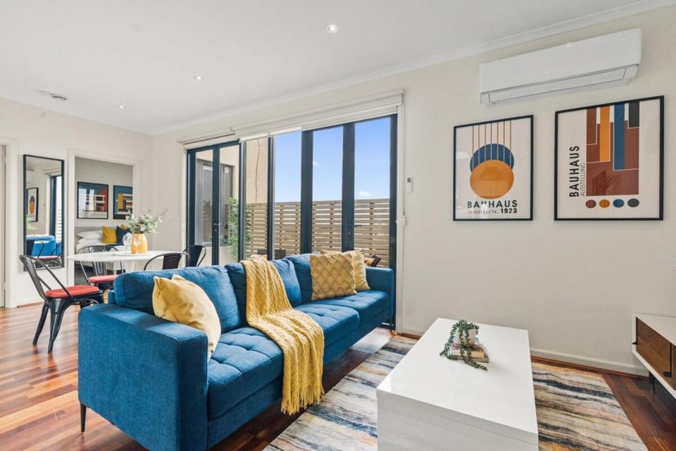 Opposite Caulfield Park 2BR Retreat Apartment in Melbourne
