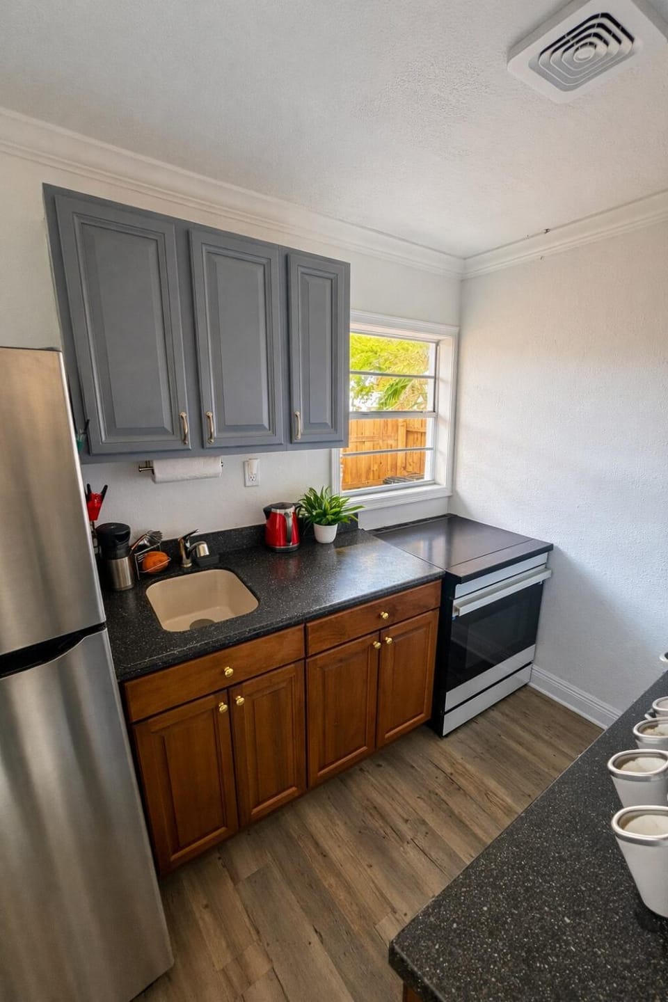 Kitchen or kitchenette, oven