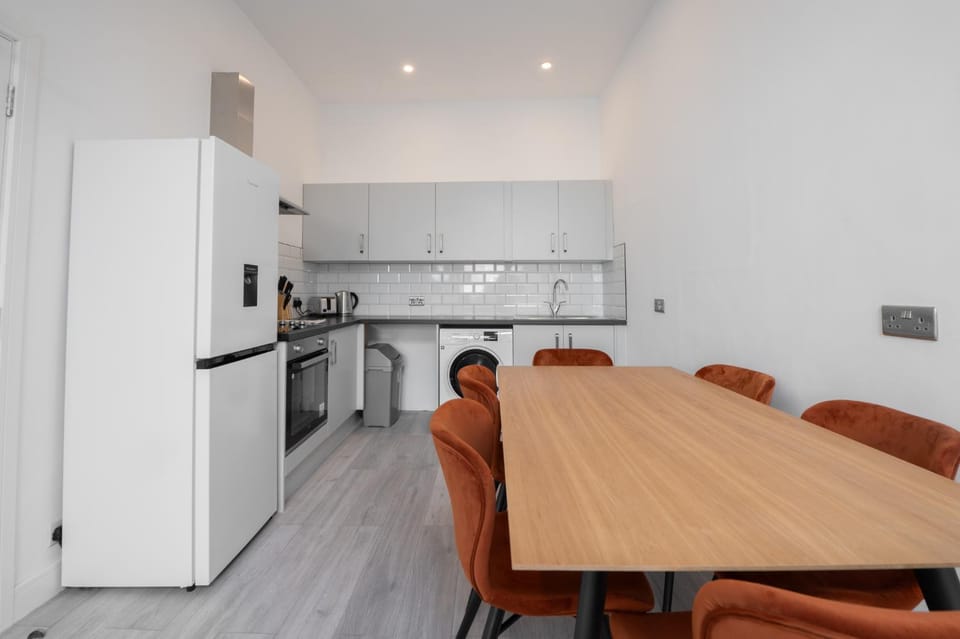 Kitchen or kitchenette, Dining area, oven, stove