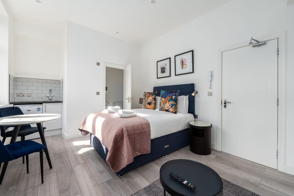 Bed, Kitchen or kitchenette, Seating area, Dining area, Bedroom
