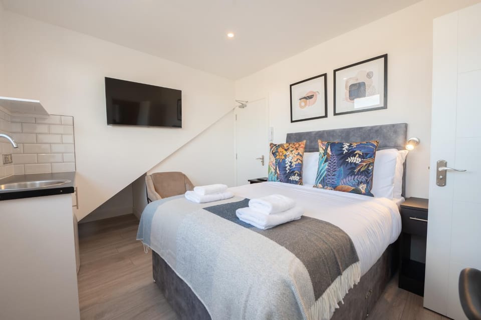 Bed, TV and multimedia, Bedroom