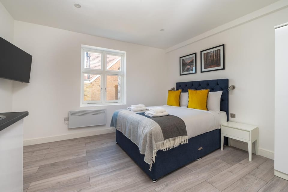 Bed, TV and multimedia, Bedroom, towels