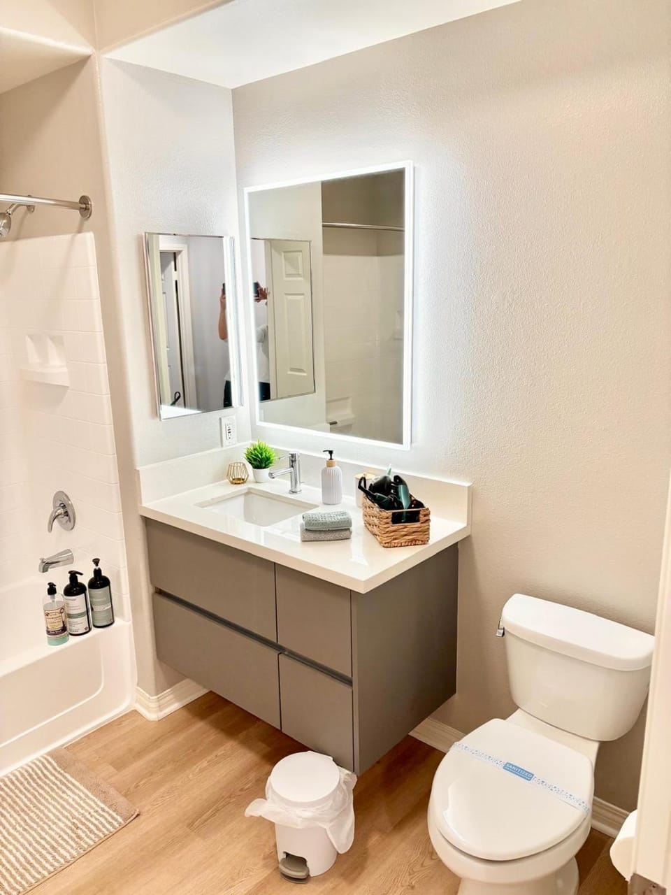 Spacious 2Beds 2Baths Unit with Balcony-Roof Top View-LACMA Apartment in San Fernando Valley